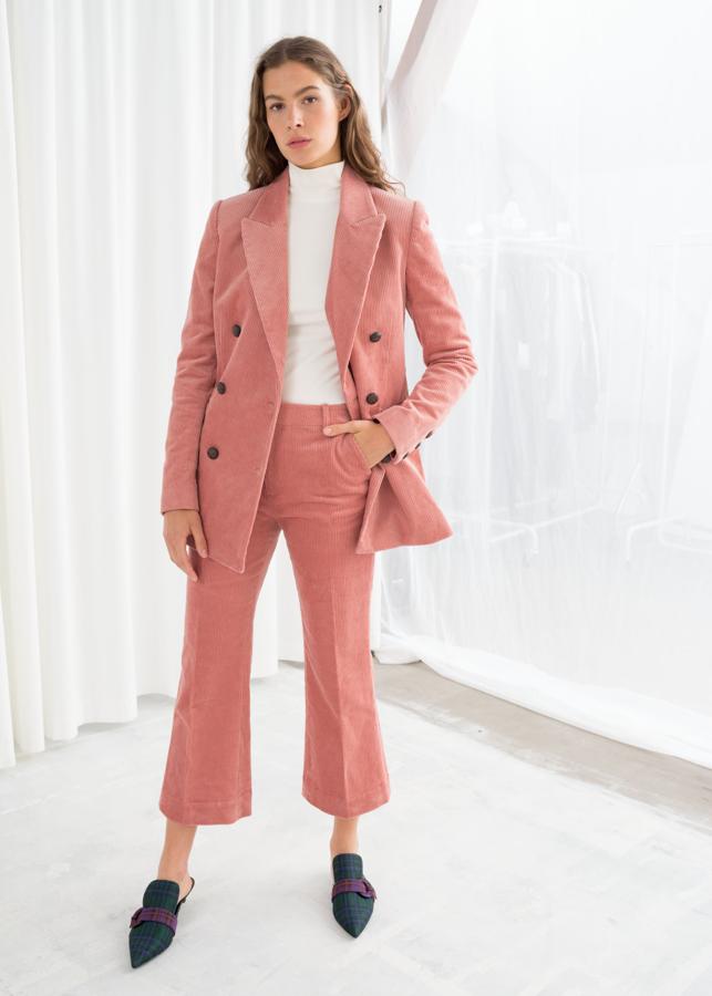 En rosa, de & Other Stories (la chaqueta cuesta 129 euros y el pantalón, 69 euros).