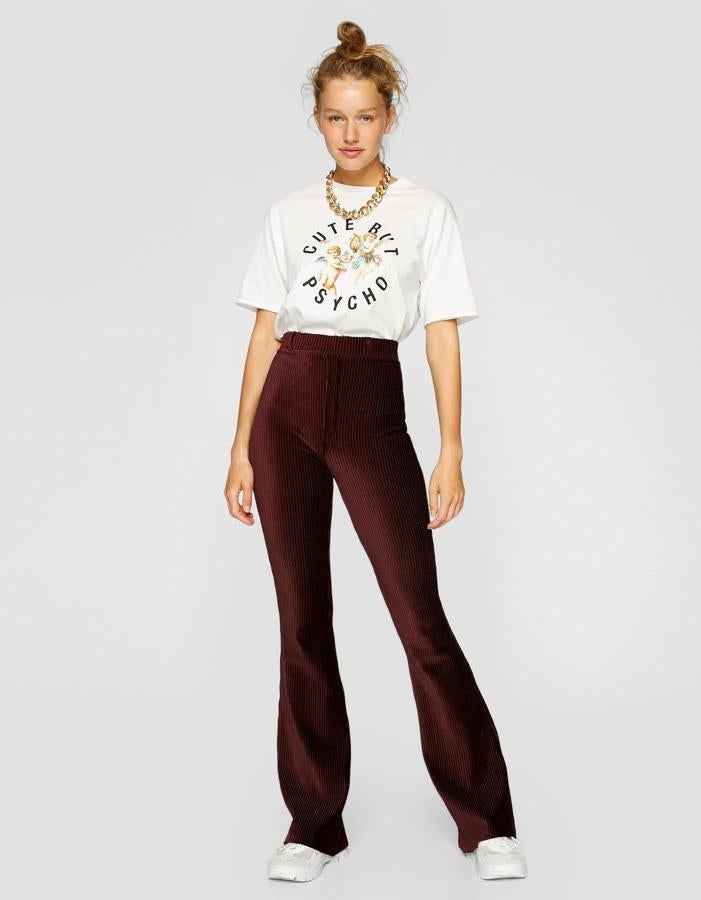 De tiro alto y la pierna acampanada, pantalones de Stradivarius (19,99 euros).