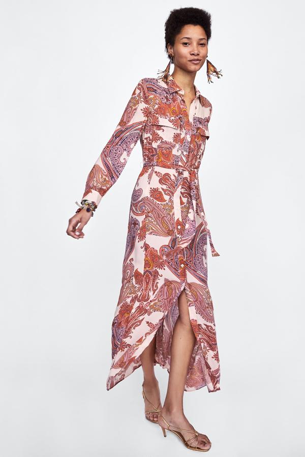 El vestido de Ana Guerra pertenecía a la colección de verano de Zara. Llegó a las rebajas y su precio bajó de 39.95 a 9.99 euros. Sin embargo, aunque sigue apareciendo en la Web de la firma de Inditex, ya está agotado en todas las tallas.