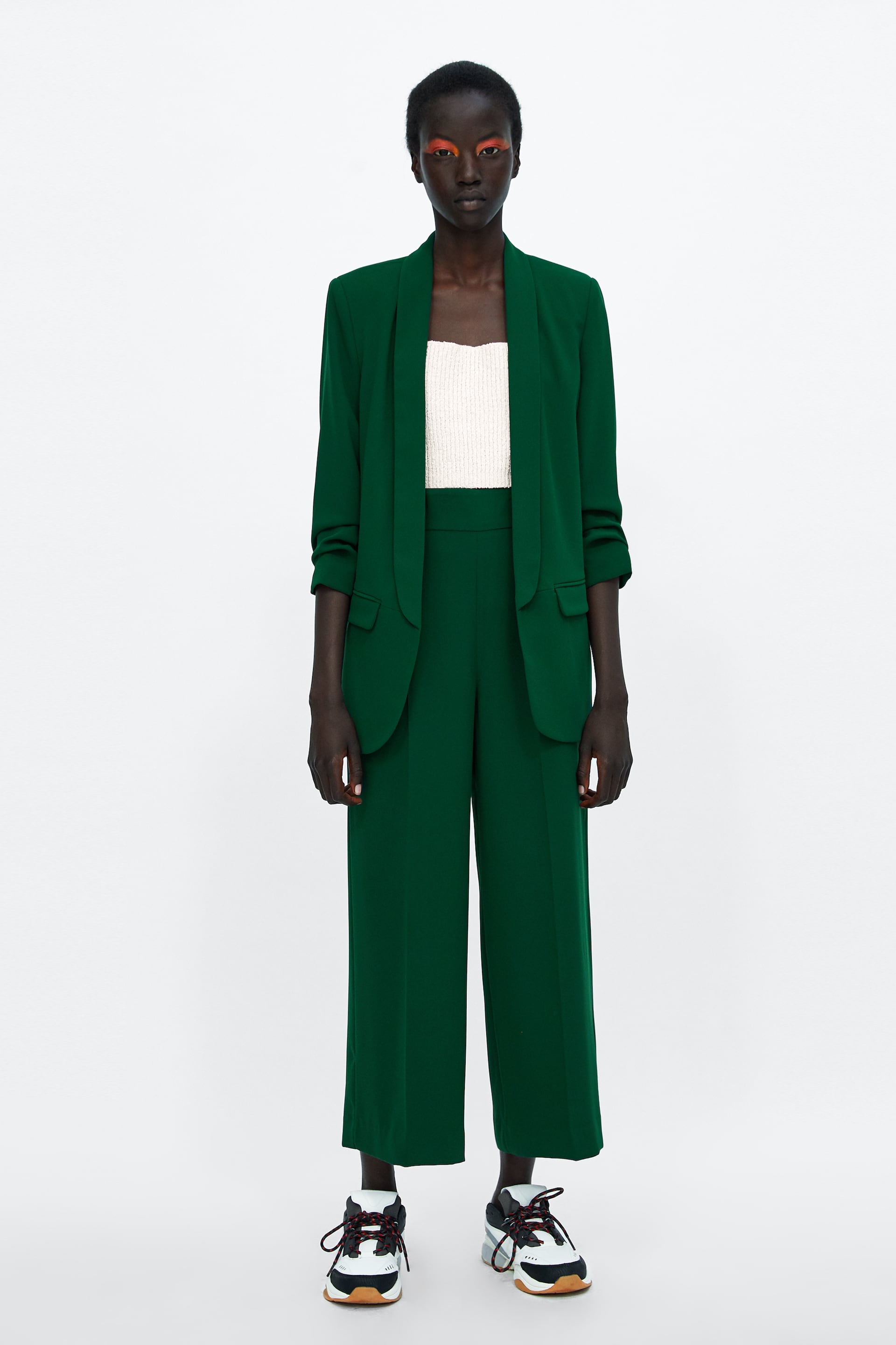 Verde intenso. Dos cosas nos encantan de este traje: la fluidez del conjunto, incluidos esos pantalones rectos y hasta el tobillo, y ese verde fantástico (Zara, 90 euros).