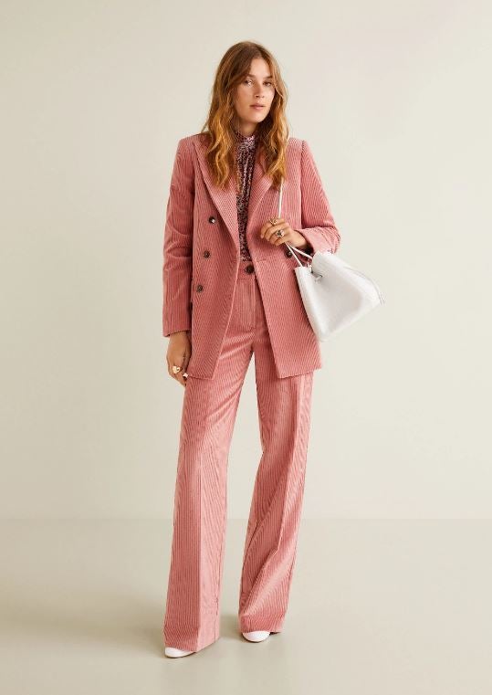Pana rosa. Es el material de la temporada, pero en este rosa se convierte en el traje que no dejarás de ponerte invierno tras invierno: es una preciosidad (Mango, 130 euros).