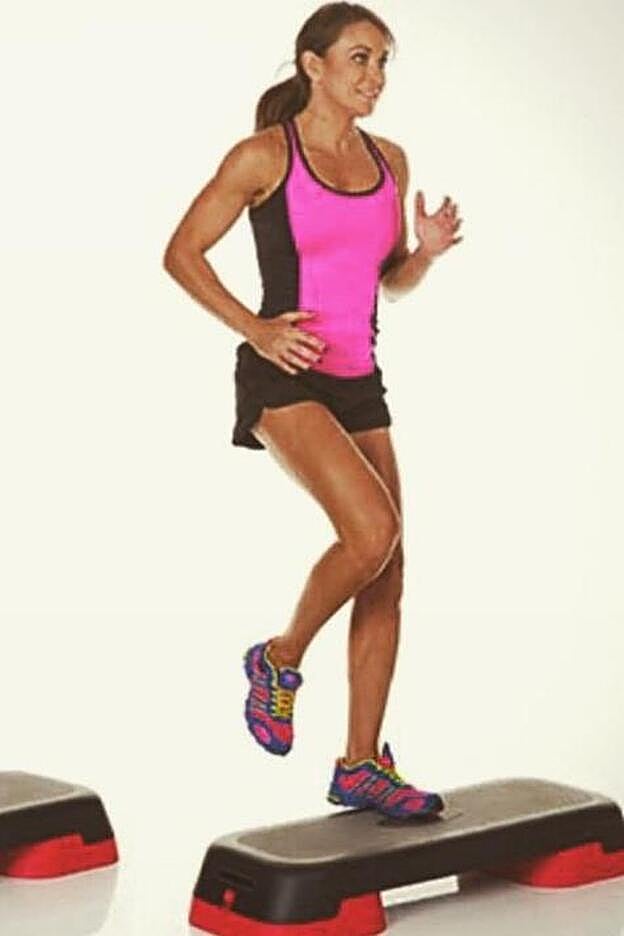 Podrás hacer este ejercicio on la ayuda de un step o de cualquier superficie plana ligeramente elevada.