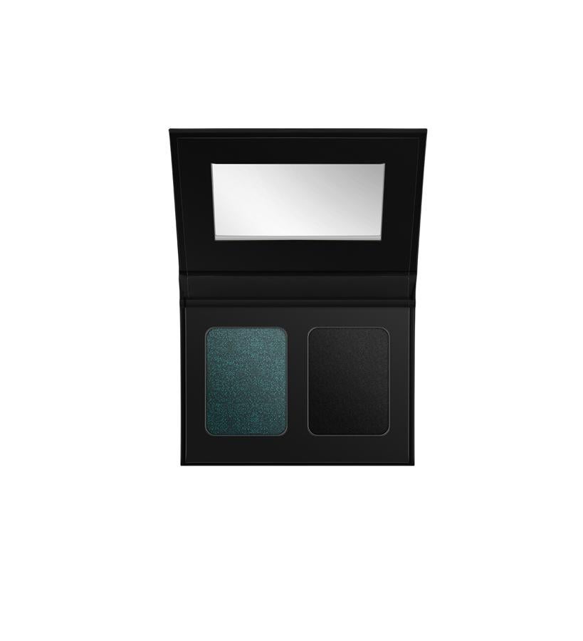 La sombra negra mate crea un efecto ahumado, mientras que el color esmeralda crea un brillo profundo. Perfectos parara cualquier color de ojos.  Smoke-Sombra de Ojos Duo  (19,95 €).