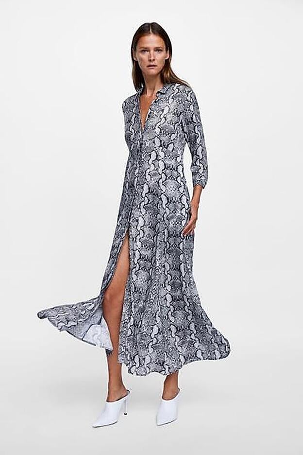 Vestido camisero con estampado animal de serpiente en color gris, 39,95 euros.