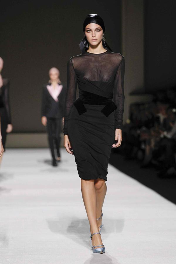 Transparencias y falda tubo, combinación 100% sexy.