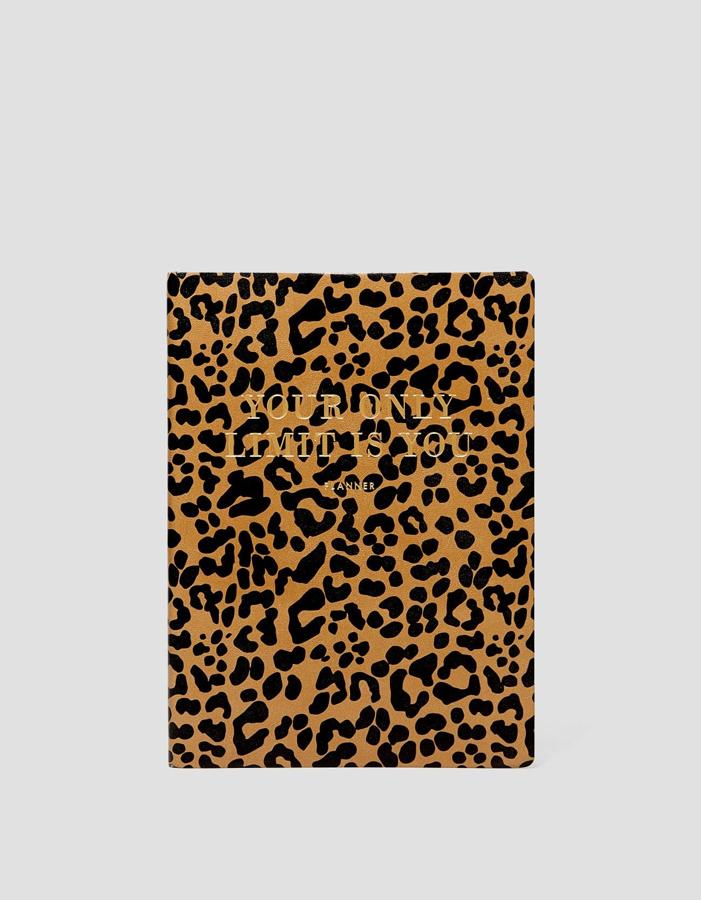 Porque las tendencias como el leopardo también llegan al material escolar y esta agenda de Stradivairus lo demuestra (9,99 euros).