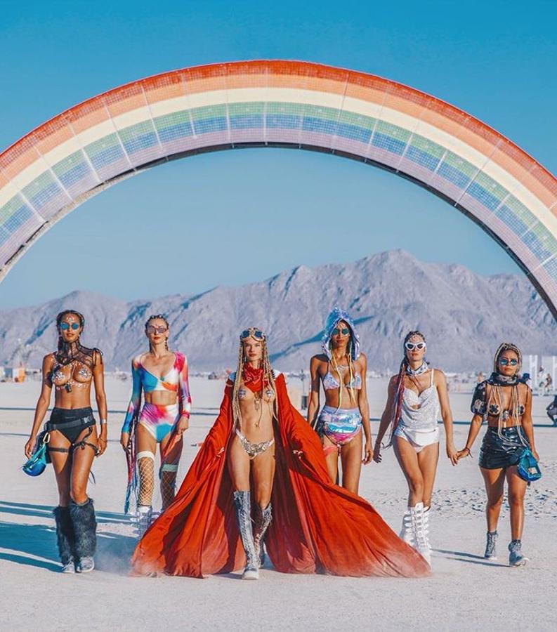 Alessandra Ambrosio y su 'squad' cruzan al otro lado del arcoiris en el Burning Man y nosotras no sabemos si están en un festival, en el 'país de las maravillas' o en 'Mad Max'.