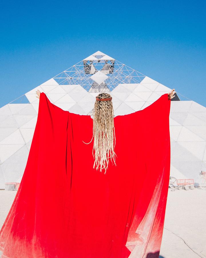 A ver, que el Burning Man Festival debe ser el 'place to be' si quieres ser alguien en Instagram, estamos de acuerdo, pero a nosotras eso de ponernos la capa llena de polvo... como que no.
