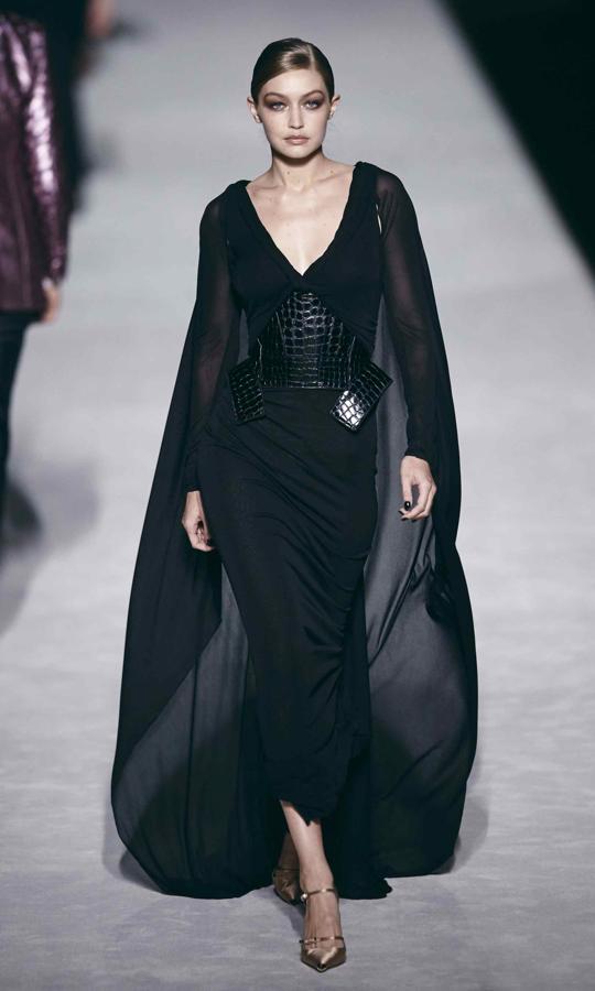 Gigi Hadid con vestido capa de gasa en negro.
