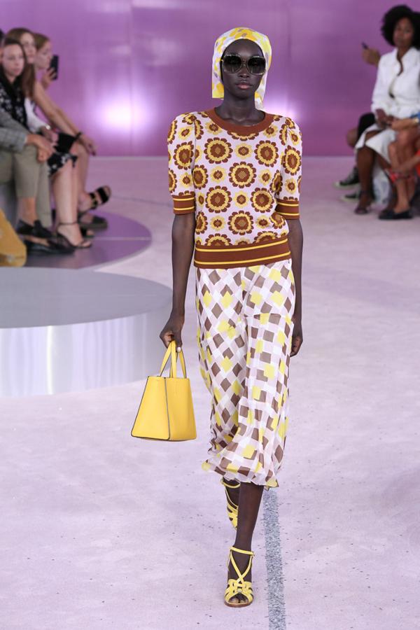 Tras la muerte de la diseñadora que le da nombre a la firma, el nuevo director creativo, Nicola Glass, quiso rendirle un homenaje en su estreno sobre la pasarela