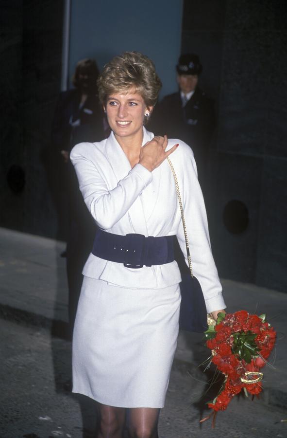 Seguro que has visto unos cuantos escaparates con look vestidos de otoño en los que las chaquetas se entallan con cinturones superpuestos. Pues bien, el origen podría estar en looks como este de Lady Di...