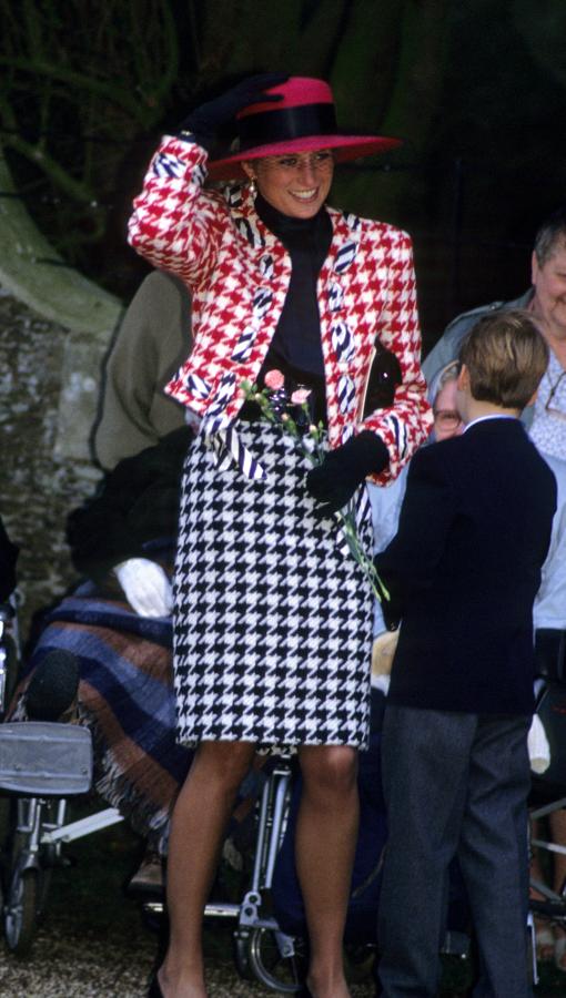¿Puede haber un look otoñal más actual que este traje coordinado con maxi estampado pata de gallo? Nosotras nos lo pondríamos en un par de meses para ir a la oficina sin dudarlo...