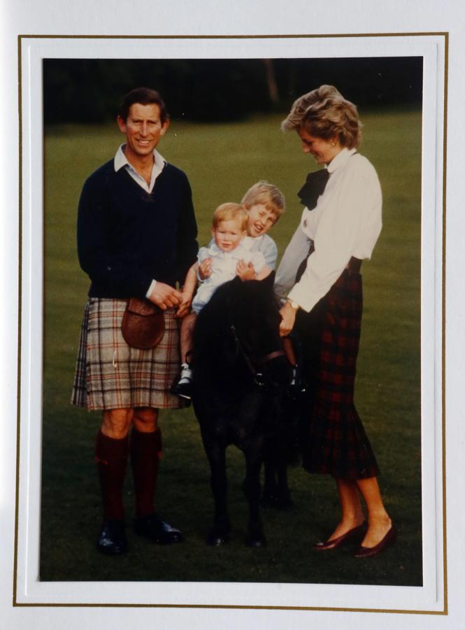 La falda midi con estampado de cuadros vuelve a ser protagonista de nuestros looks 'working girl' para este otoño y, más, combinada con una blusa blanca con lazo como esta de Lady Di.