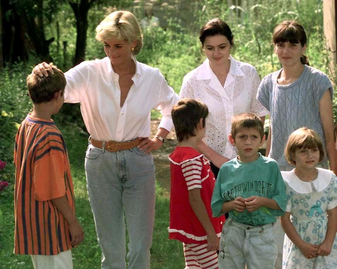 'Mom jeans' y camisa blanca, nuestra combinación favorita para un 'lazy sunday'...