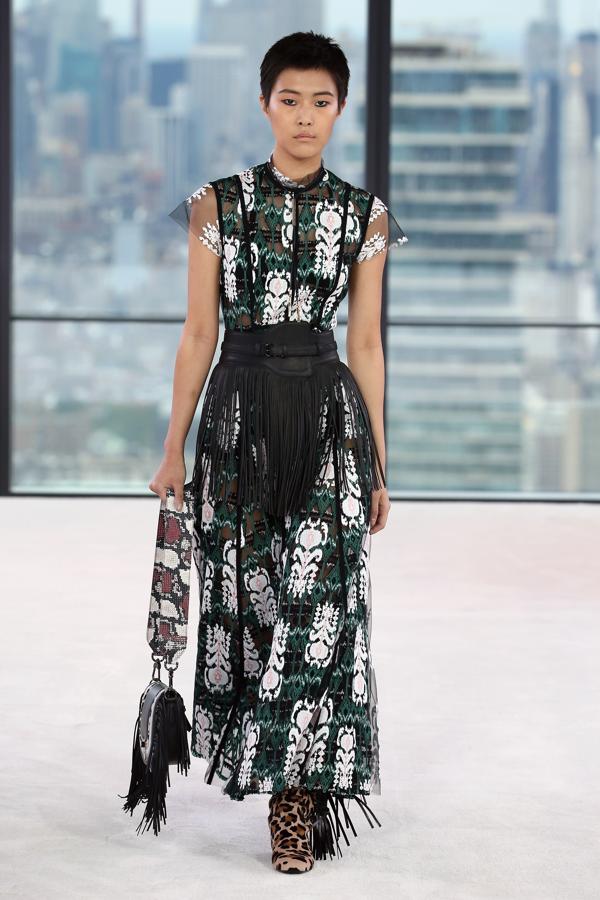 La colección mezclaba vestidos bohemios con accesorios de piel.