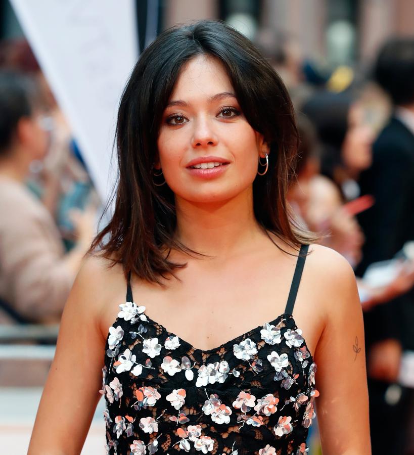 La naturalidad ha sido la seña de identidad de la actriz de la serie Estoy vivo. Anna ha combinado una melena shaggy con flequillo (uno de los peinados que se llevarán este otoño) con un rostro muy fresco, en el que solo ha acentuado ligeramente sus ojos con algo de lápiz negro y máscara de pestañas.