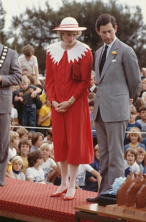 Si hay una tendencia romántica y naive que está marcando este otoño-invierno 2020 es, sin duda,  las blusas y prendas de 'cuello bobo' . Pues bien, no te creas 'trendsetter' por llevarlo ahora con estilo sin parecer que tienes 7 años: Lady Di lo hizo mucho antes que tú. De hecho, más de 30 años antes...