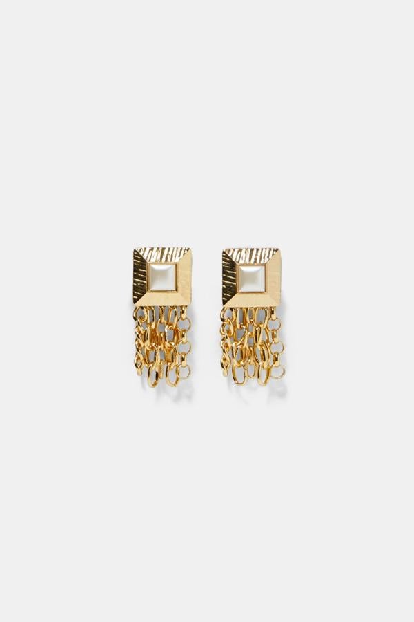 Pendientes con cadenas colgantes y el centro un detalle en perla. Precio: 12,95 euros en Zara.