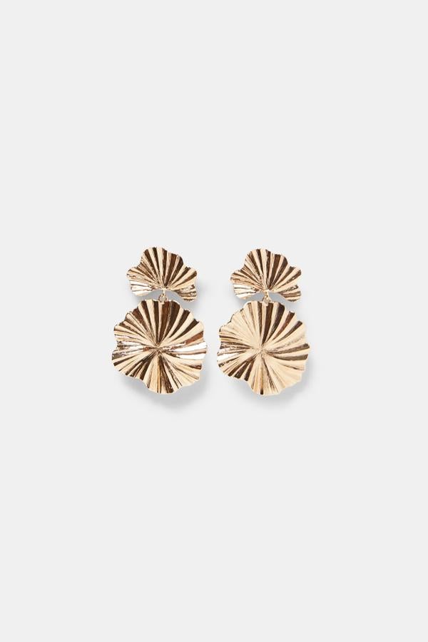 Pendientes metálicos articulados con forma de hojas. Precio: 12,95 euros en Zara.