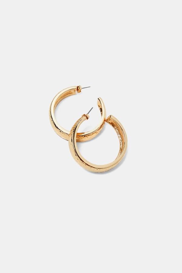 Aros anchos metálicos con textura. Precio: 9,95 euros, en Zara.
