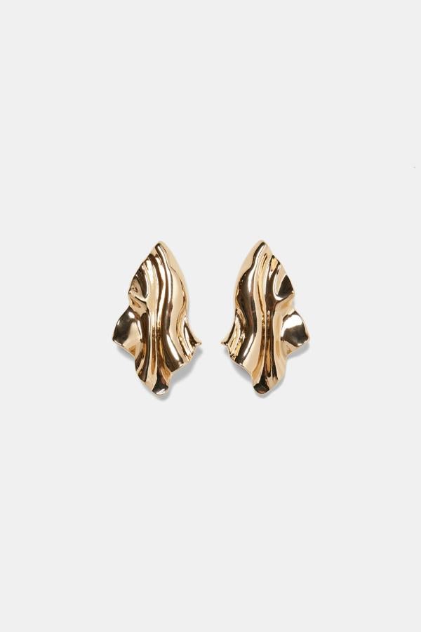 Pendientes metálicos tipo hoja. Precio: 12,95 euros, en Zara.