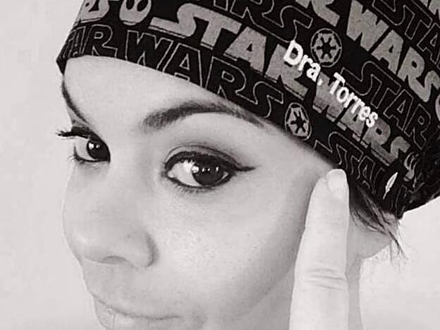 María José Campanario señalando su nombre en el gorro.