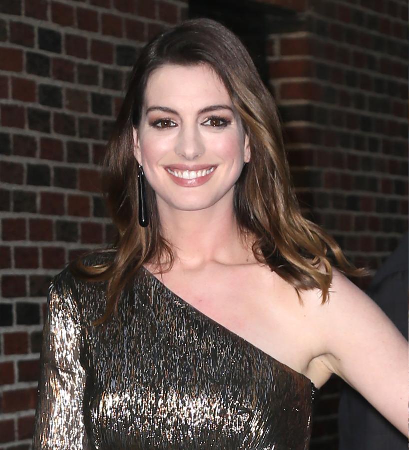 Para los cabellos largos finos las capas excesivas pueden hacer más mal que bien. “Lo ideal es otorgar cierto movimiento al cabello aligerando las puntas para mantener ese efecto de uniformidad”, aseguran desde Espacio Q. Champú y acondicionador efecto volumen, así como un producto de styling serán necesarios.