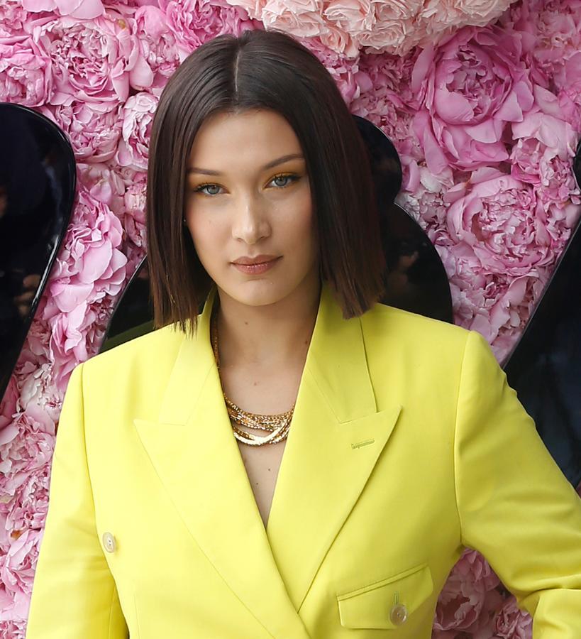 “Ligeramente más corto en la zona de detrás, esta línea de corte produce un efecto de densidad y plenitud, especialmente en la zona frontal, donde a menudo se ve el cabello escaso y demasiado desfilado. Si tienes la cara alargada, opta por lucirlo con la raya al lado y, si es redonda, te favorecerá más en medio”, explica Omar El Gharbawy, director de Studio C.