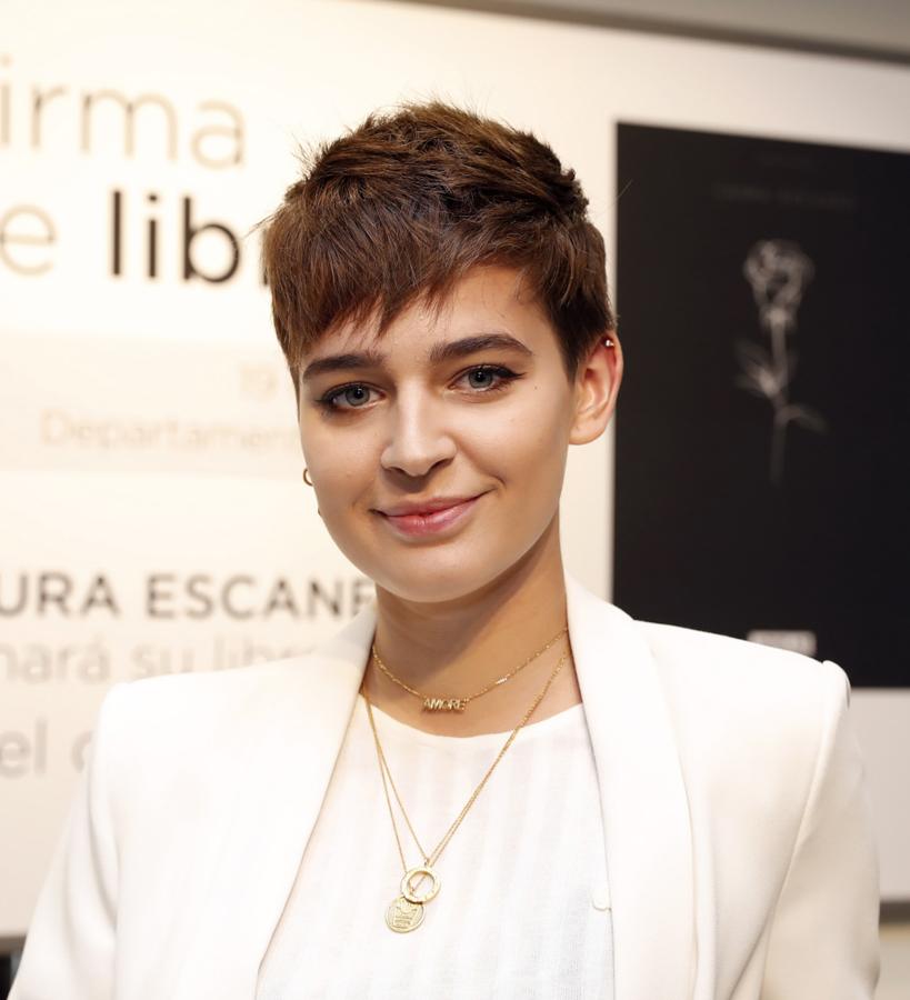 “Sienta muy bien a las mujeres de rostro ovalado, pero deben abstenerse las que lo tengan alargado porque potencia más sus rasgos. Además, es perfecto para texturas lisas y un poco onduladas”, afirma la peluquera Diana Daureo. Lo mejor es que se puede peinar directamente con los dedos; ¿lo peor? Necesita de una visita mensual a la pelu para retocar el corte.