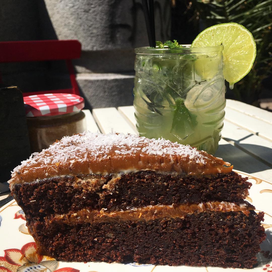 Esta tarta de chocolate, con suave y esponjoso bizcocho, dulce de leche y coco puedes ir a probarla a MÜR Café, un pequeño rinconcito decorado con mucho encanto para visitar este fin de semana.Plaza Cristino Martos, 2 (Madrid).