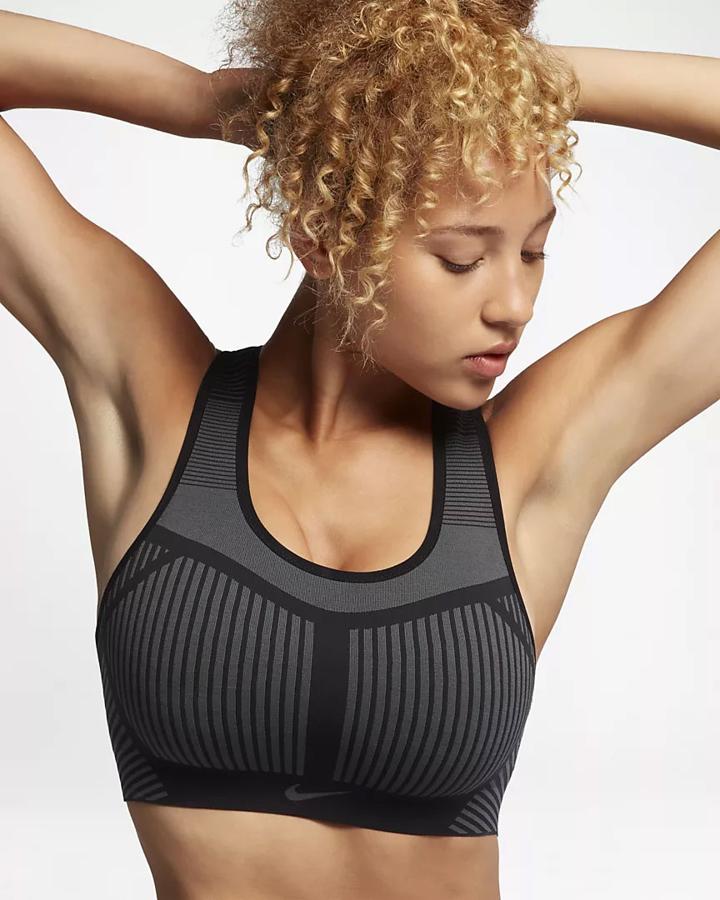 Este no es solo un sujetador deportivo de sujeción alta más ligero de la historia, sino que también es el primero en incorporar la tecnología Nike Flyknit. El mismo tipo de proceso con el que Nike confecciona sus zapatillas Flyknit sostenibles. Comodidad, sujeción y ajuste casi sin costuras en una misma prenda. ¿Su precio? 80 euros.