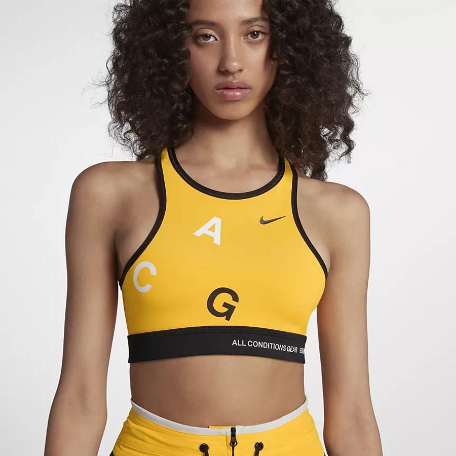 Su tejido elástico capllariza el sudor, además su tipo de sujeción ligera proporciona una buena sujeción durante el entrenamiento y su diseño recortado es ideal. Su precio: 75 euros.