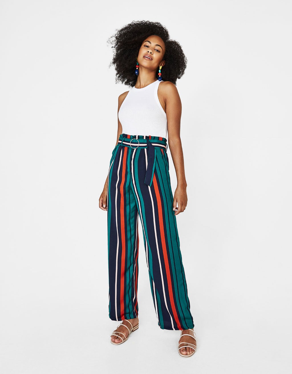 Pantalón ancho con cinturón y rayas verticales de Bershka: 16,09 euros.