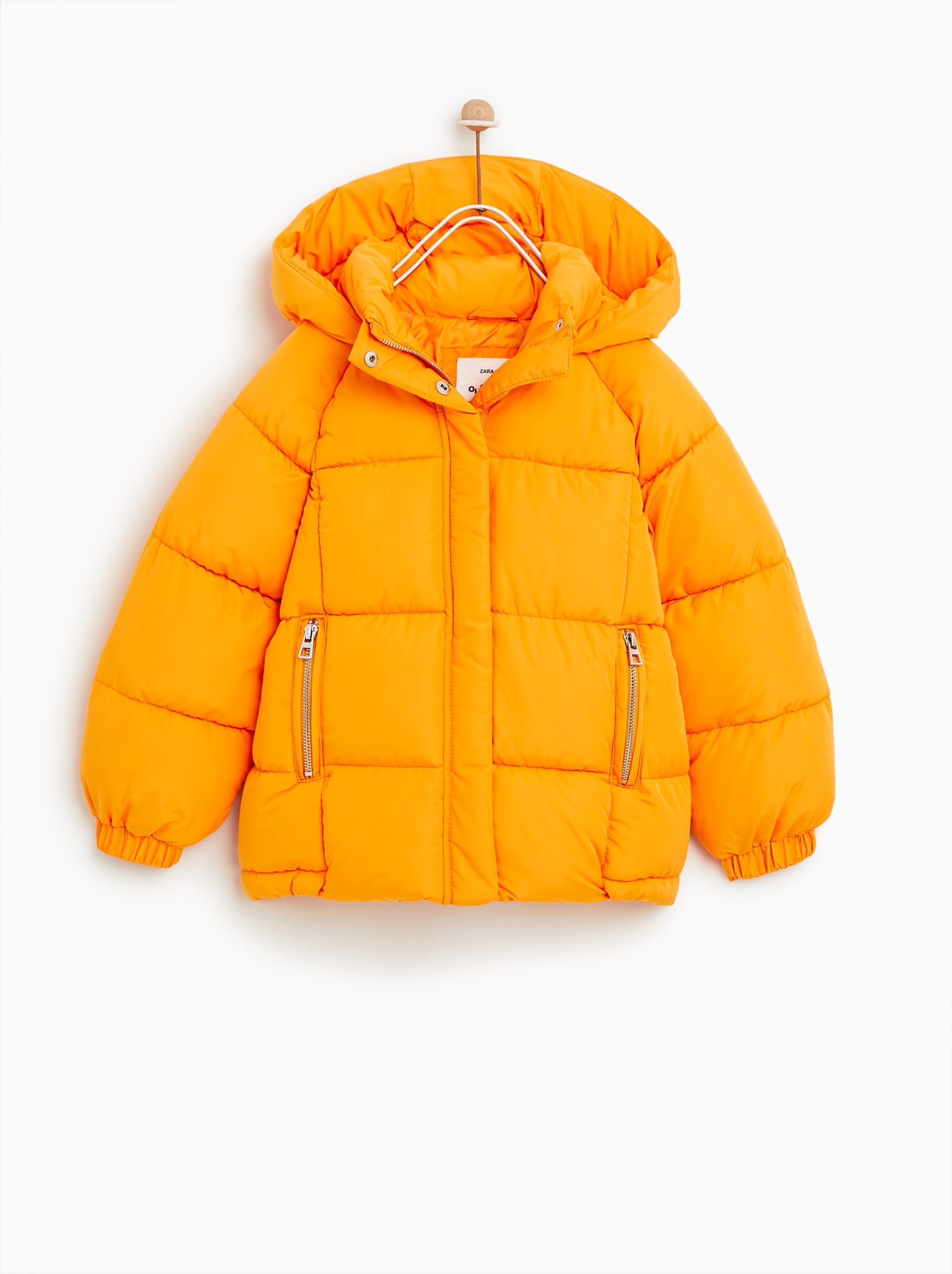 Plumas en color naranja flúor, disponible también en color rosa: 19,95 euros en Zara Kids.