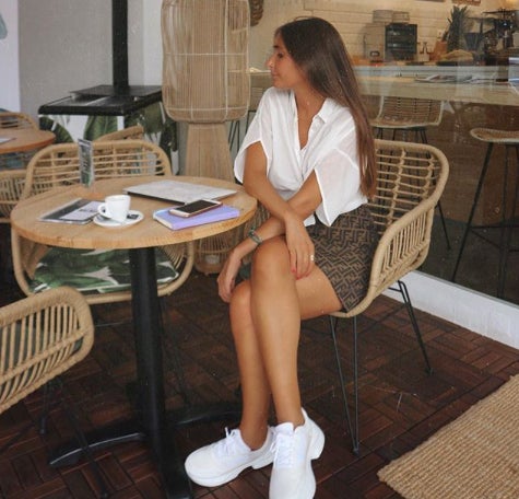 Con cerca de 75 mil seguidores, esta instagramer alicantina prefiere llevar su blusa blanca con una falda y deportivas. El look que ha conseguido es ideal para estos últimos días de verano y además, le resalta mogollón el bronceado, ¿no crees?