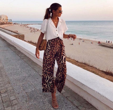 @marvaldel también ha escogido una blusa blanca para uno de sus looks esta semana. Ella, sin embargo, ha preferido llevarla con unos pantalones midi con pata de elefante y sandalias en color beige. ¡No nos puede gustar más el conjunto!