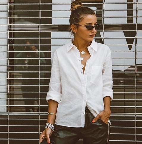 La 'influencer' nos ha convencido a todos con su look informal pero a la vez elegante. Ha optado por combinar su camisa blanca (que es de su propia firma de moda @lovelypepacollection) con un pantalón negro de cuero al estilo chandal. Para dar más vida a su look, sus gafas 'eye cat' son el complemento perfecto. ¿Aún no tienes las tuyas?