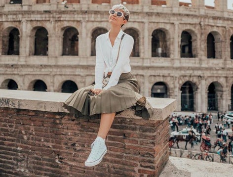 Una de nuestras favoritas. La mujer de Risto Mejide también tiene camisas blancas en su armario y en esta ocasión la ha querido combinar con una falda midi plisada y sus Converse altas, dando un toque informal al look. Inspirador total.