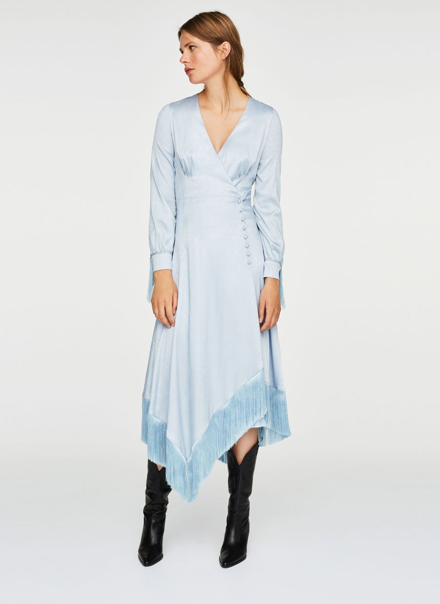 Vestido largo con tejido fluido y con flecos de Uterqüe: 129 euros.