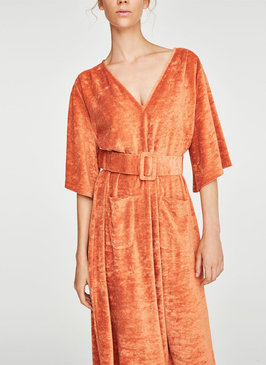 Vestido midi con estampado fluido y cinturón: 99 euros en Uterqüe.