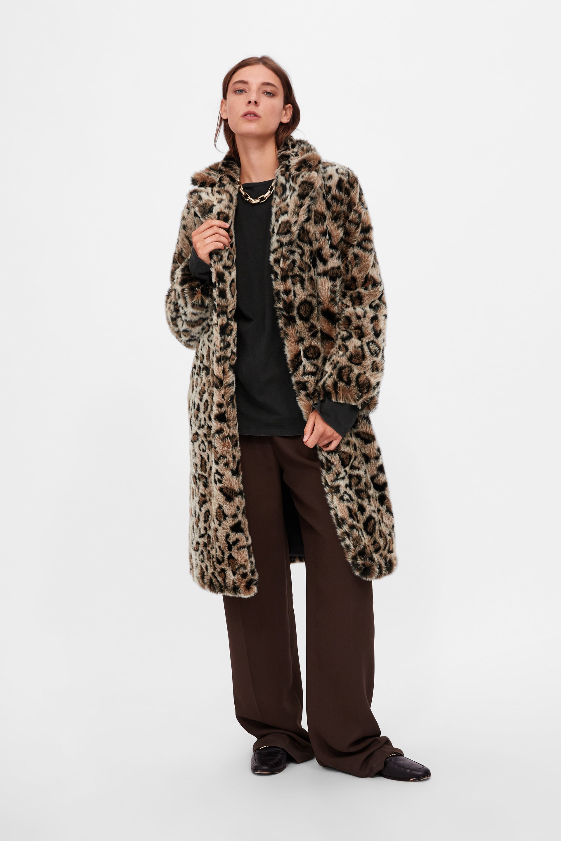 Abrigo de pelo y estampado animal. Calentito y en tonos tostados, va rugiendo (Zara, 89,95 euros).