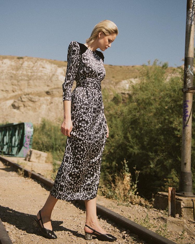 Este diseño midi con estampado bicolor de Inés Martín Alcaide y silueta minimalista te convertirá en la invitada más elegante de tu próxima boda. Ponte un tocado de aire retro y unos taconazos, y tendrás el look de día perfecto.