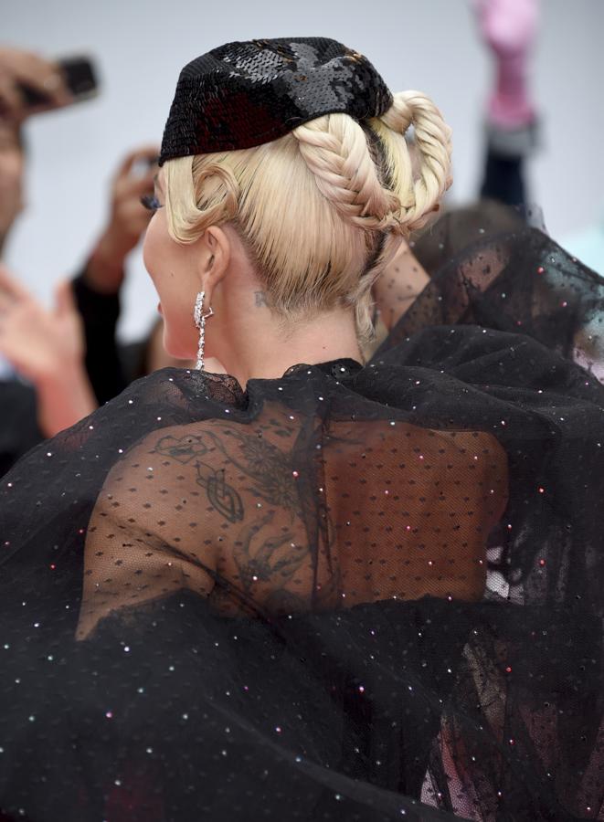 Lady Gaga combinó su Armani Privé 'convertible' con un original tocado de lentejuelas y unos impresionantes pendientes de oro ético y diamantes de Chopard.