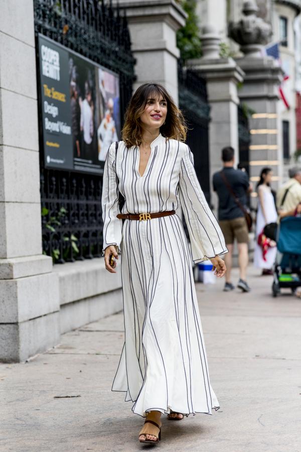 Los maxivestidos blancos no son exclusivos de los meses de verano y este 'lookazo' es un buen ejemplo de ello.