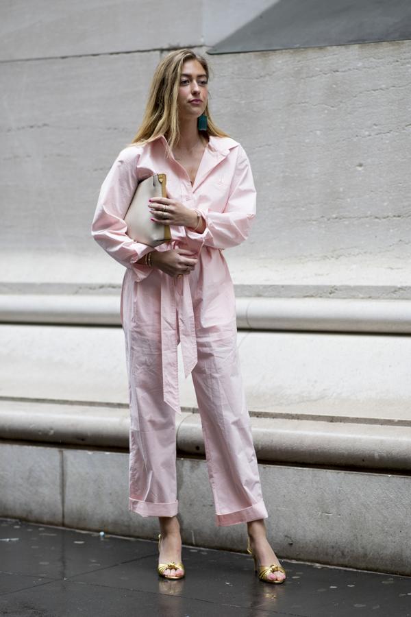 El rosa cuarzo también es para el otoño, y nos encanta cómo queda en un 'total look' de estilo 'naive' como este.