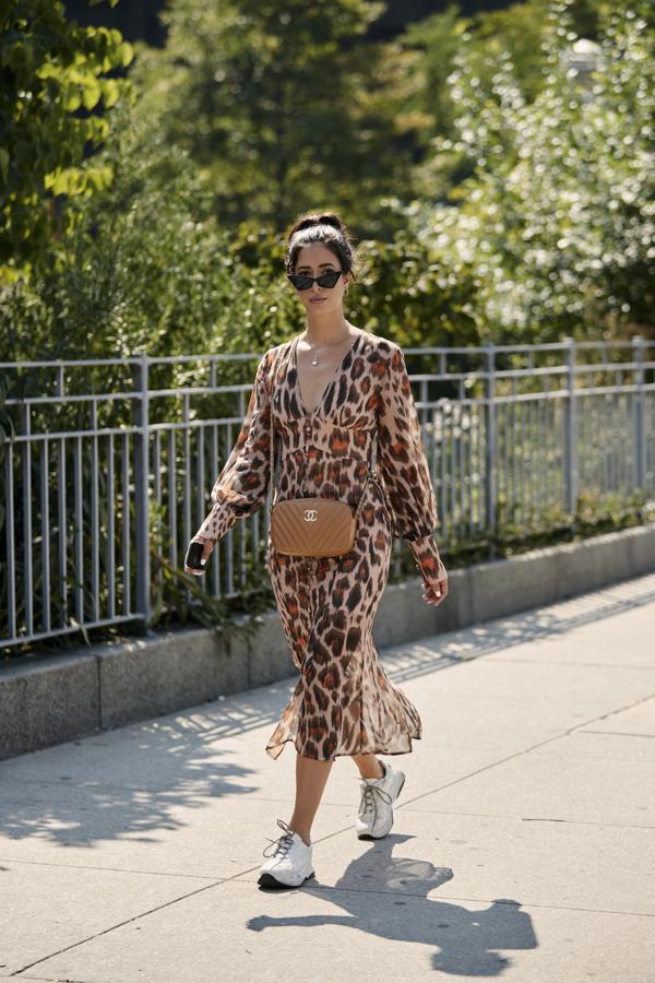 Otro buen ejemplo de cómo llevar un vestido de leopardo  a la oficina : combínalo con zapatillas de deporte y conseguirás un look de día perfecto.