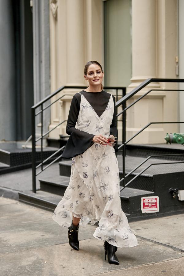 Y hablando de superposiciones y estilo: Olivia Palermo, la reina del 'street style' prolongando la vida de un vestido de gasa de verano al combinarlo con jersey y botines.