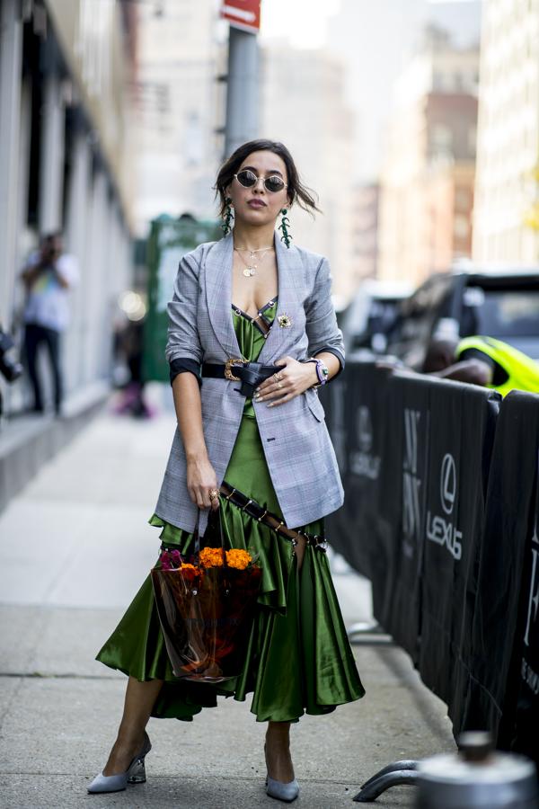 Vale, puede que este vestido de satén no sea el más sencillo del mundo, pero quédate con la esencia: puedes reutilizar tus vestidos lenceros durante el otoño (e incluso llevarlos al trabajo) con un truco de estilo tan sencillo como superponerle una blazer y un cinturón.
