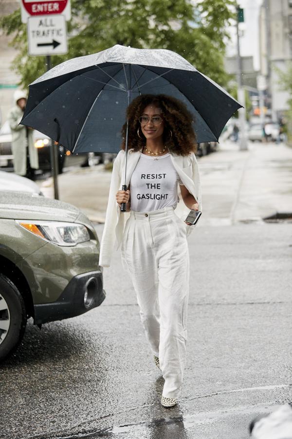 Un traje blanco, una camiseta con mensaje y unas botas con estampado dálmata que son una joya. ¡Nos encanta este look... aunque es un poco peligroso en un día de lluvia!