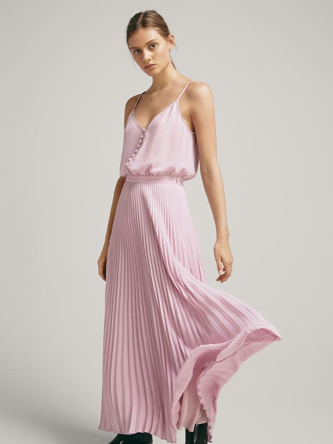 El rosa cuarzo sigue de moda, y es una apuesta segura para un look de invitada romántico e hiperfemenino. Este vestido con cuerpo lencero y falda plisada es de Massimo Dutti, y cuesta 129 euros.